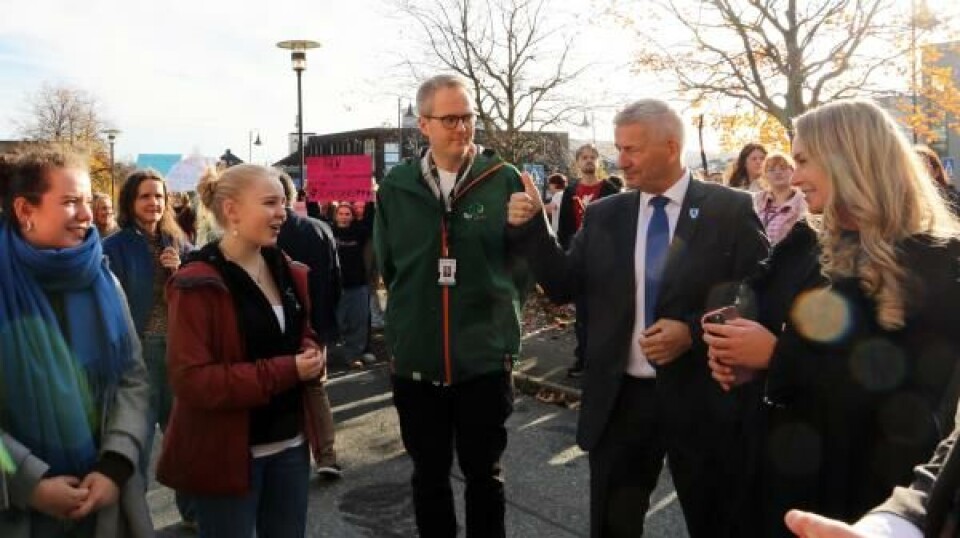 FRYKTER FOR SKOLETILBUDET: Engasjerte elever møtte fylkesordføreren