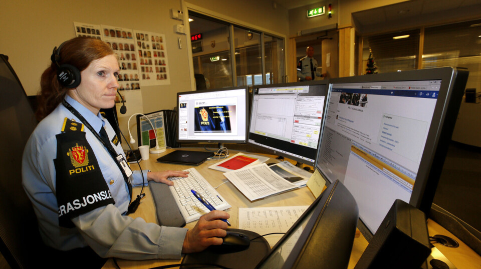 NY HVERDAG: Marianne Mørch fra Drammen, operasjonsleder i Sør-Øst politidistrikt, her fra den gamle, samlokaliserte operasjonssentralen i Drammen, slipper å forholde seg til Twitter som meldingskanal ut mot publikum etter en periode med flere nye løsninger.