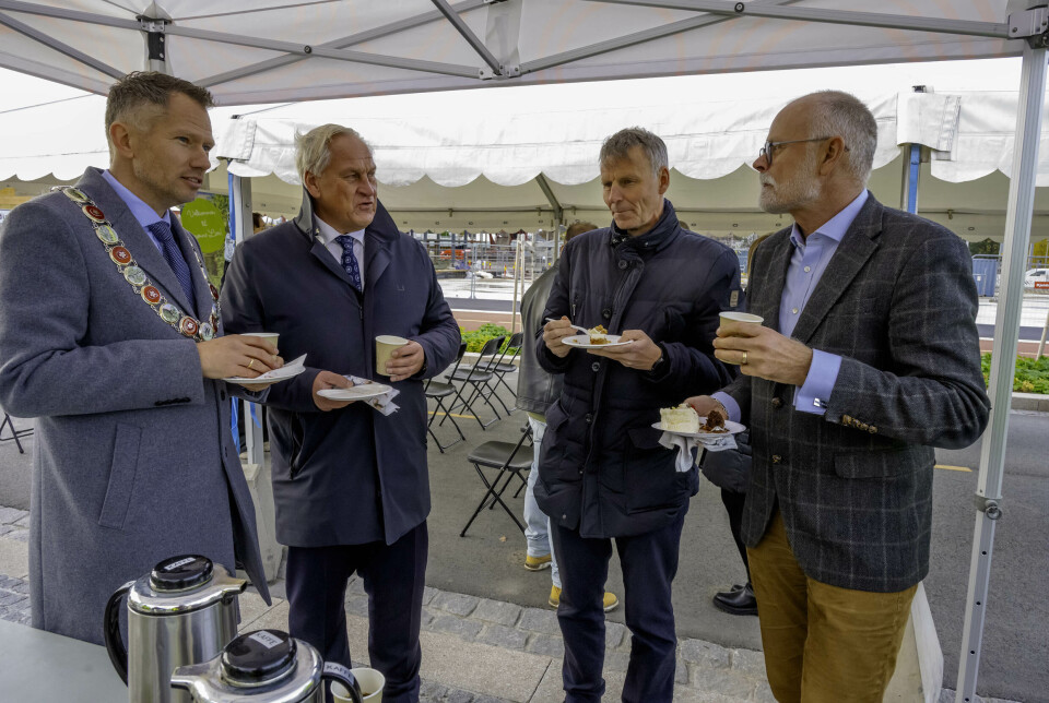 Arnstein Hodne, prosjektdirektør for sykhuset (t.h) og Bertil Hovli, nestor i Drammen kommune, nyter kafe og kaker med ordførerkameratene