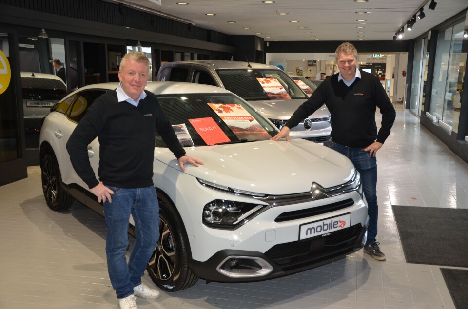 HÅRETE MÅL: – Målet er 150 nye Citroën i 2025, fastslår Tom Erik Moen og Per Christian Karlsen i Mobile Drammen.
