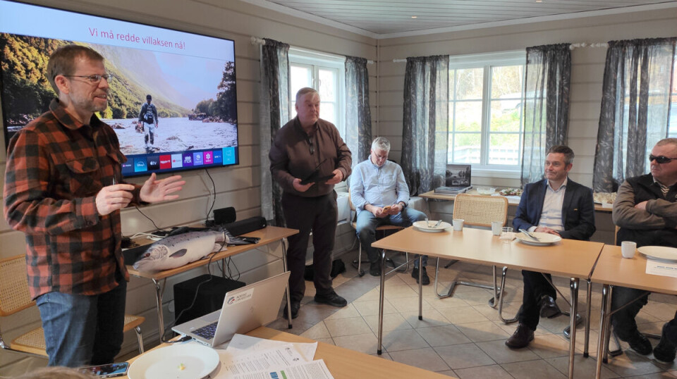 Torfinn Evensen Nordhov (t.v.) og Morten Eken orienterte om hva som skal skje av behandling i Drammensvassdraget.