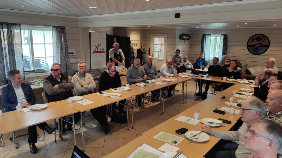 Lokale interesser, kommunefolk og politikere fikk servert kortreist røkt laks og mye informasjon om hva som skal skje i Drammensvassdraget med tanke på Gyro-bekjempelsen.
