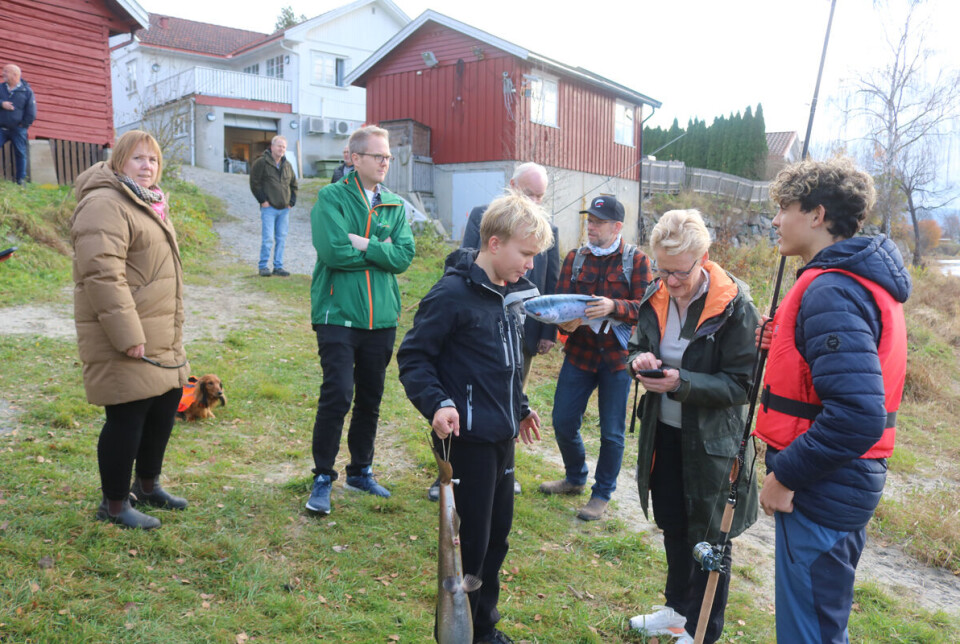 Modums ordfører Sunni Grøndahl Aamodt var nysgjerrig på laksen som de to guttene hadde fått denne dagen.