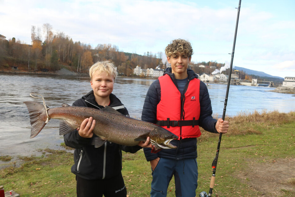 Max-William K. Jensen (t.v.) og Lucas Ionescu var sammen om å få opp denne ruggen på 5,5 kilo. Ettersom fisken er rimelig dau på denne tiden av året, ble det ingen kamp å få den opp til båten.