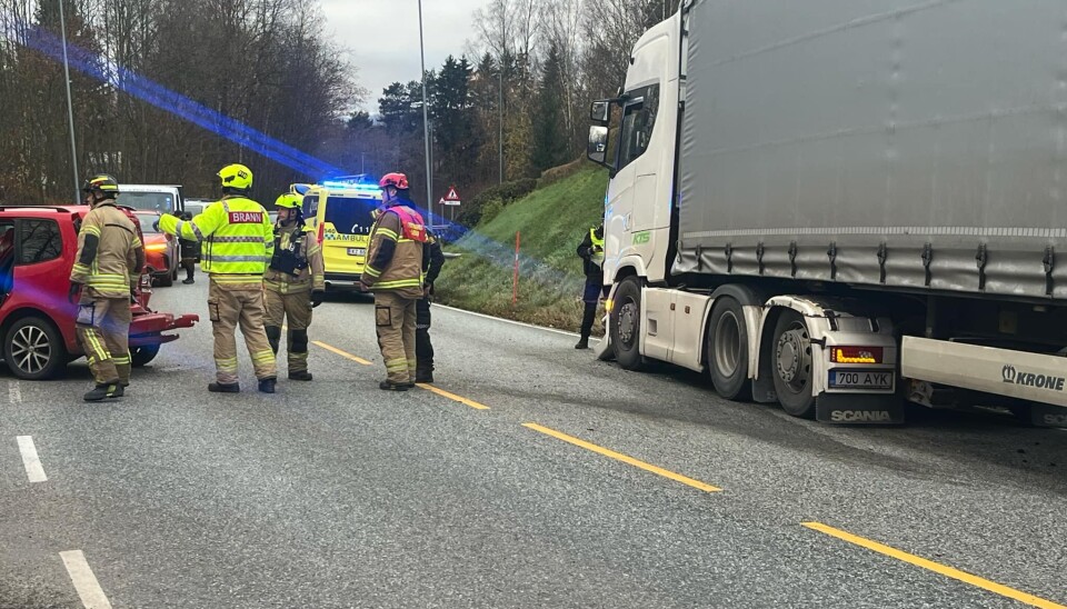 Køkaos i Spikkestadbakkene - E134 stengt i begge retninger etter kollisjon