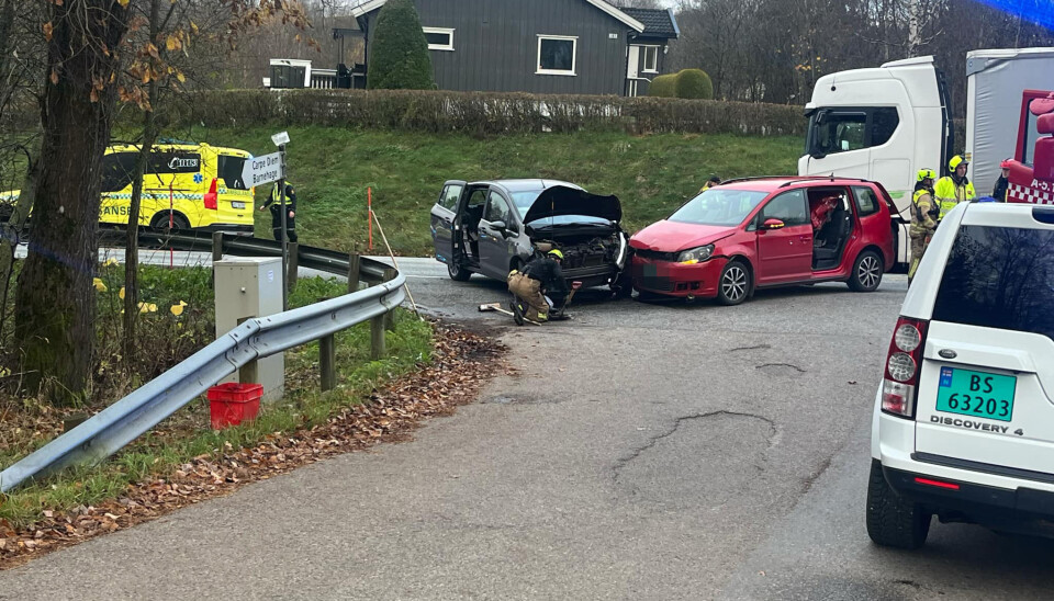Køkaos i Spikkestadbakkene - E134 stengt i begge retninger etter kollisjon