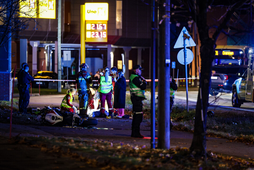 SPERRET AV: Motorsykkel og fører havnet på gangveien langs Drammensveien forbi Liertoppen.