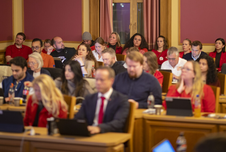 Folksomt på (pine)benken for tilhørerne fra Rødskog.