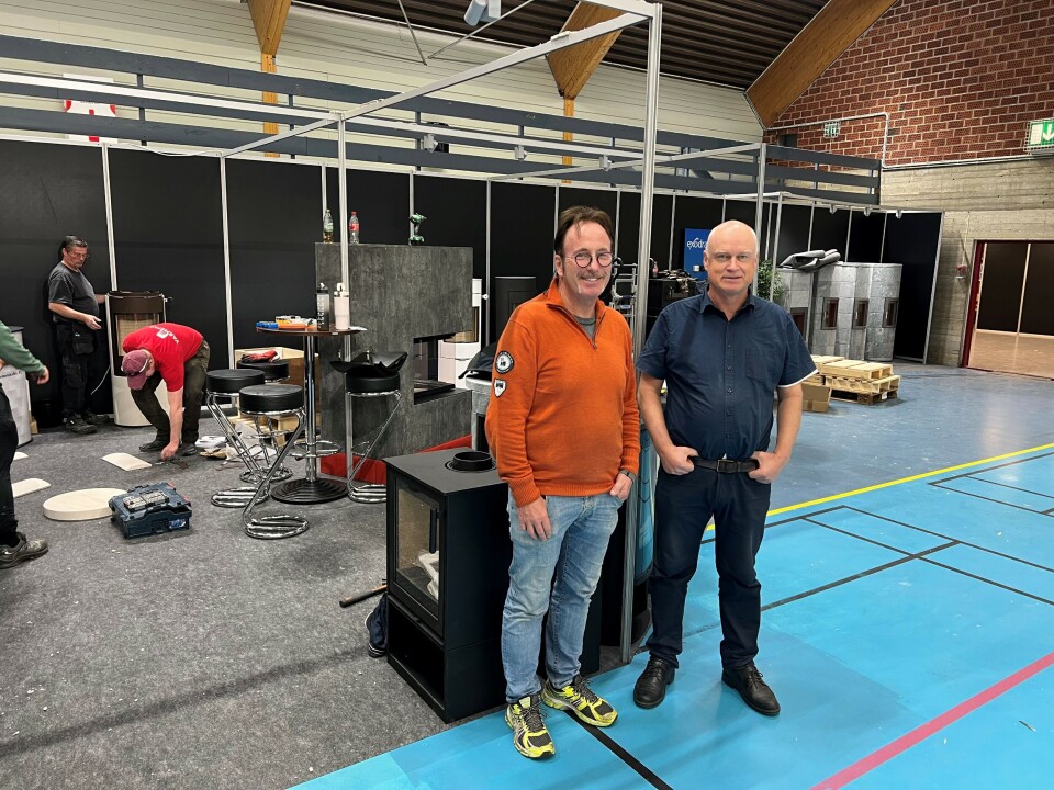 GLEDER SEG: Trond Utengen, Drammen Varmefag, i gang med riggingen på sin faste plass på messa, sammen med messe-sjef Jon-Egil Kraggerud.