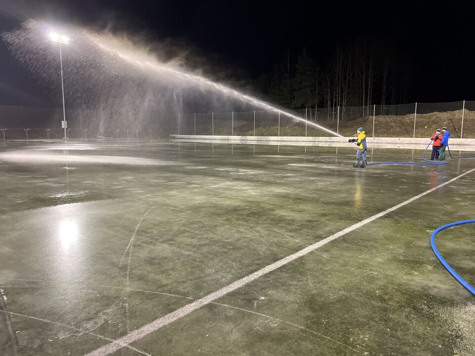 LAGER KUNSTIG VINTER: Isleggingen er i full sving på Konnerud. Tirsdag blir banen merket og onsdag går de første lagene på isen for sesongens første bandytreninger.