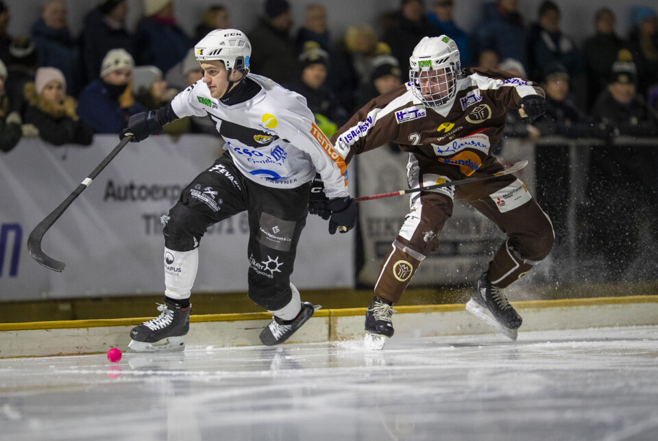 ÆLV CLASSICO: Her fra tilsvarende kamp i fjor, da på Solbergbanen, her representert ved SSK-toppscorer Sondre Kristoffersen og Mjøndalen-forsvarer Tor Tveter.