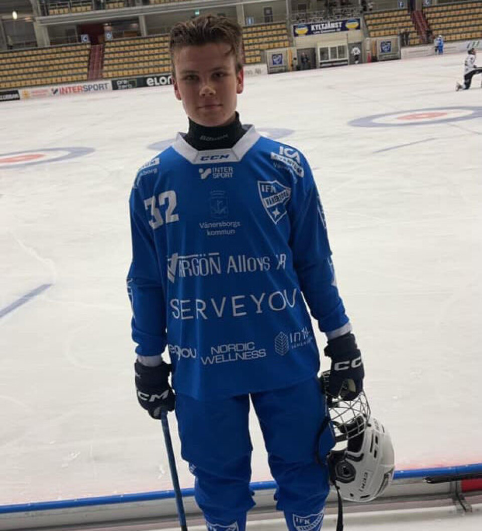 Bandytalentet med nummer 32 på drakta debuterte tirsdag i svensk eliteserie mot klubben Sirius, melder Konnerud Bandy på sine Facebooksider. Og det som første års junior.
