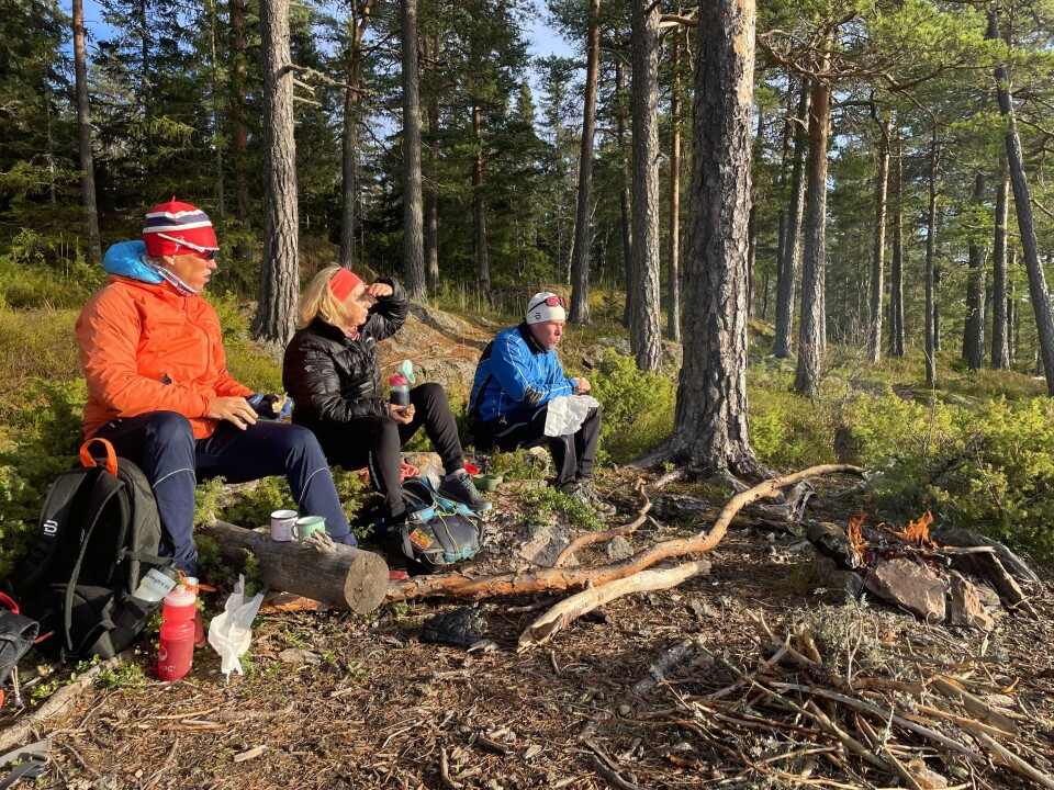 Skivåsen (ca. 400 moh) ligger solvendt og har panoramautsikt. Her tar Liv Høgli (fra v.), Gry Mile Jakobsen og Trond Andersen seg en velfortjent kaffepause.