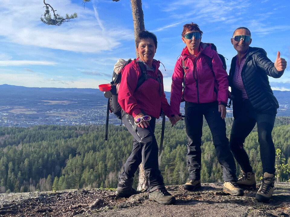 To søstre og ei datter på tur til Kobberdokkfjellet i grenseland mellom gamle Nedre Eiker og Øvre Eiker kommune. Fra v. Bente Pedersen, Laila Maensivu og Grethe Iren Pedersen.