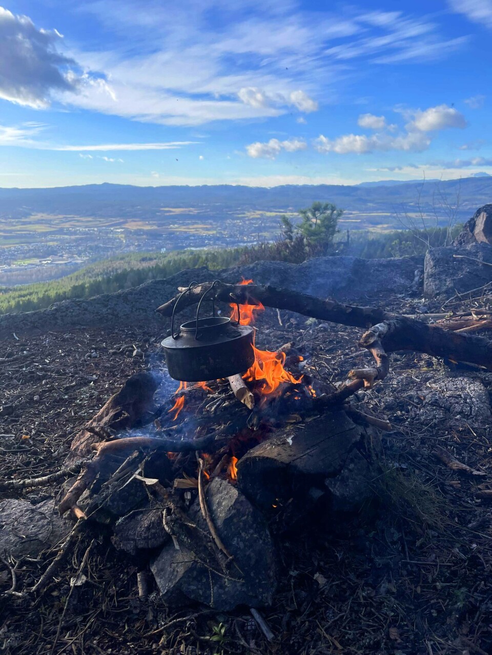 Kaffebål på Skivåsen (ca. 400 moh) med panoramautsikt.