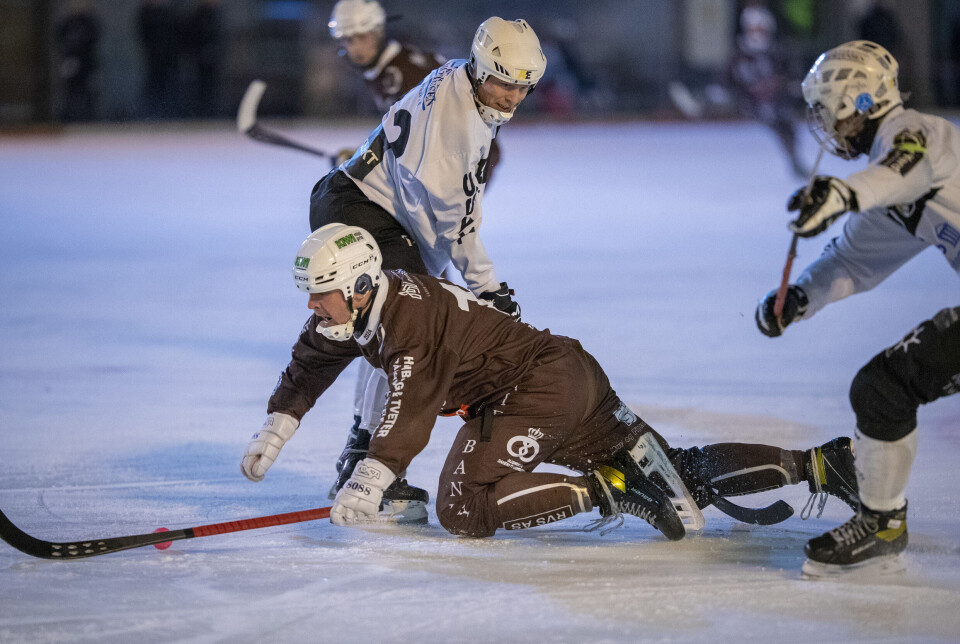 Mjøndalens goalgetter Alexander Serov scoret to på Solberg - her mente han i tillegg at han skulle hatt straffe.