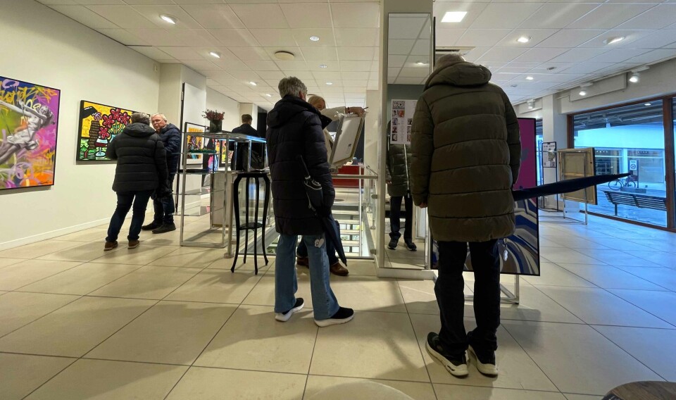Folk strømmet til utstillingen hos Galleri Unique i Gågata allerede en time før den offisielle åpningen på lørdag.