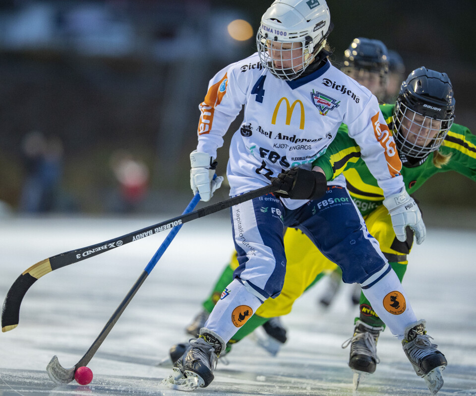 LOKAL DUELL: Drammen Bandy's Maja Muri scoret ett mål, og valset rundt med NTNUI's kraftstopper Eline Martens fra Solbergelva (fortsatt med Solberg Bandy-kølle).