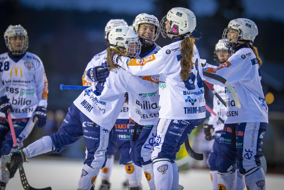 Drammen Bandys damelag gjorde en god figur i sesongåpning, her feires 3-2-redusering ved Maja Muri etter pen assist fra Lene Aamodt.