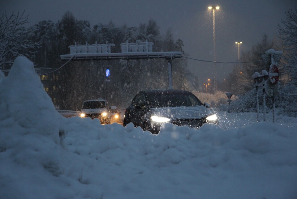 Kjøretøyforskriften slår fast at sjåføren har ansvaret for at bilen er riktig skodd for vær og føreforhold.