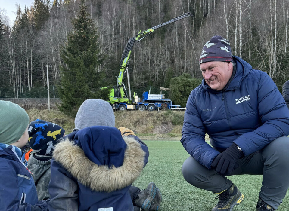 PÅ VEI TIL KIEL: Dette treet fra Drafnkollen er 12 meter høyt og omtrent 30 år gammelt. Ordfører Kjell Arne Hermansen fikk bistand fra barnehagebarna fra Drafnkollen FUS-barnehage til å inspisere prosessen.