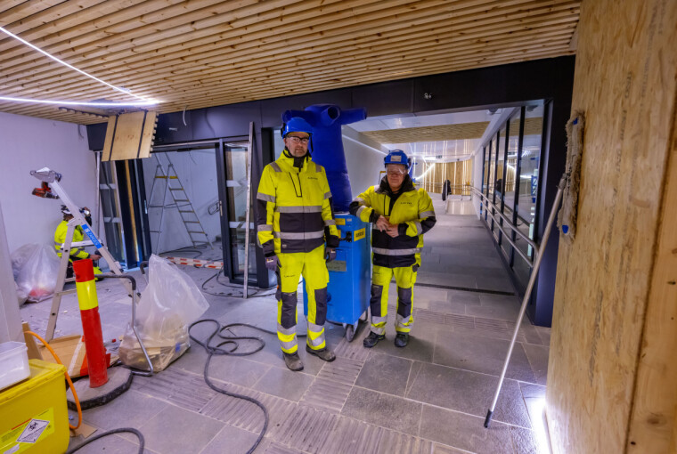 Prosjektleder Eirik Korsnes (t.v.) og byggeleder Steinar Brovoll i Bane NOR viser DRM24 rundt i den nye undergangen som åpner onsdag formiddag.