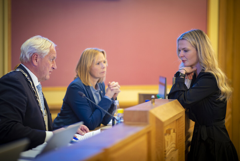 Ordfører Kjell Arne Hermansen (H) og Kristin Gjerde (Frp) ber kommunedirektør Trude Andresen (midten) finne rom til ekstramillioner i oppvekstsektoren i budsjettet de neste årene.