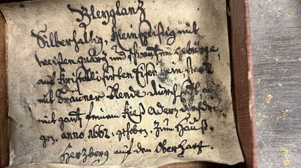 Sirlig håndskrift. Ikke like lett å tyde skriften på lappen som fulgte en av de små eskene.