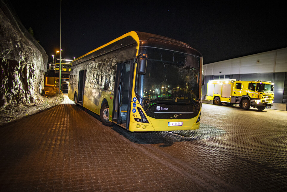 Det var en eldre elbuss det begynte å brenne i batteripakkene på taket. Bussen fikk store skader og må skrotes etter hendelsen.
