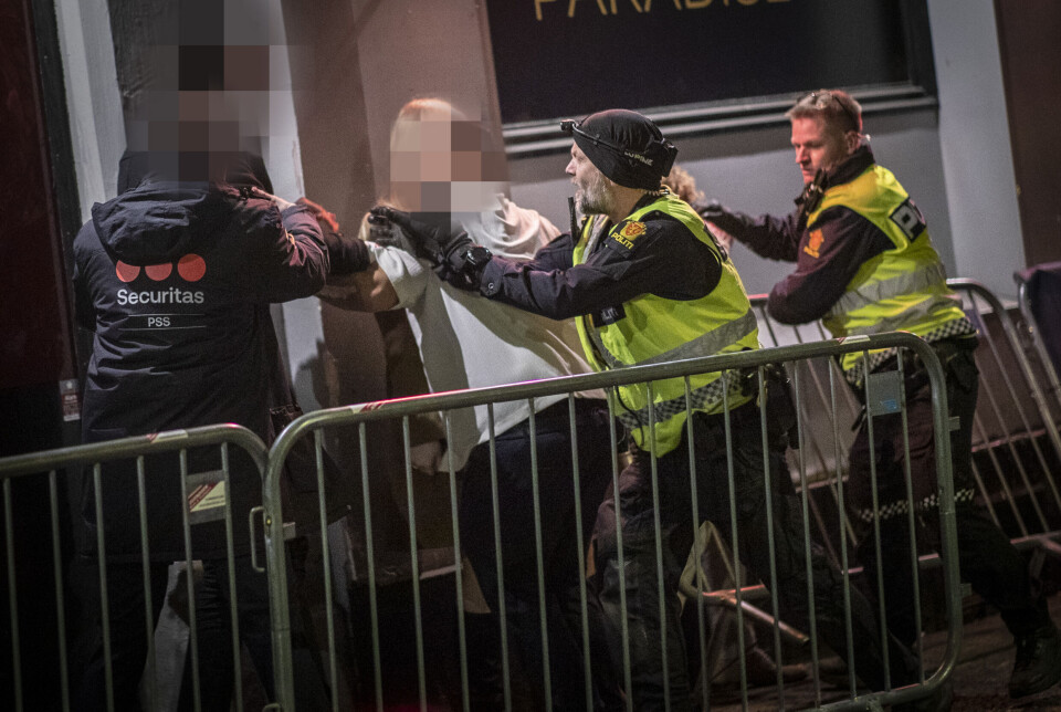 Dermed endte begge to i håndjern utenfor køen til en nattklubb.