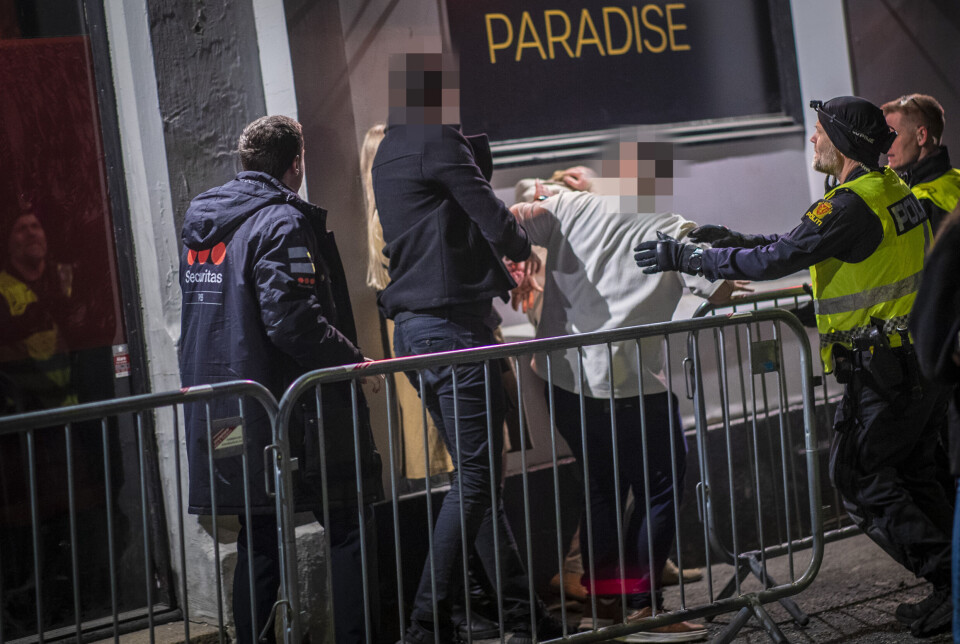 Mann nr. 1 slo mann nr. 2 i hodet foran politiet mens sistnevnte sto i håndjern etter å ha slått mann nr. 1 i hodet først.