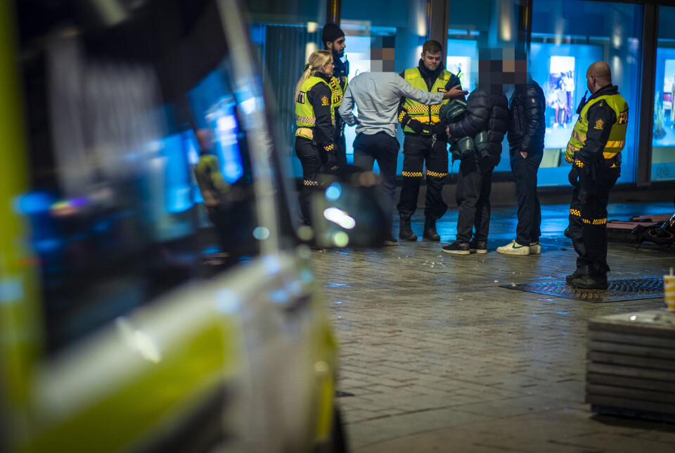 Håndgemeng mellom flere personer på torget etter stengetid, flere bortvist av politiet