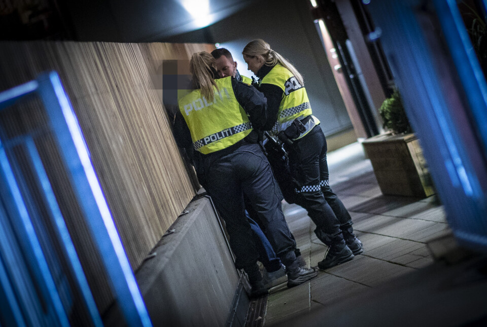 Mann påført håndjern av politiet etter episode med kvinne på vei hjem fra byen.