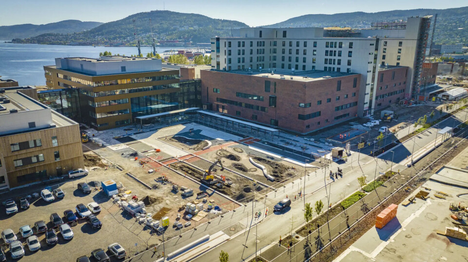 ADKOMSTBYGG: Det er bygget med hovedinngang og vestibyle som nå er det første som er helt ferdigstilt av bygningsmassen.