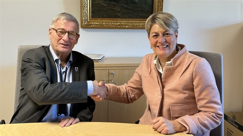 Fylkesordfører Tore Opdal Hansen og Nav-direktør Inger Anne Speilberg signerte avtalen mandag 9. desember.
Torgeir Kristiansen / Buskerud fylkeskommune