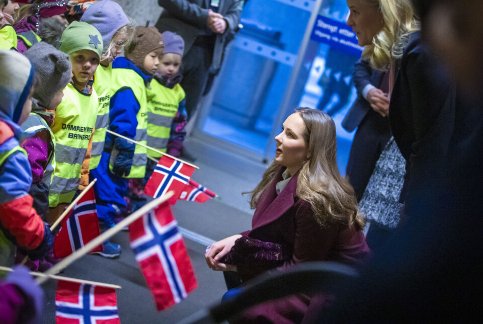 Noen av barna lurte på hvor kronen var, men som et godt alternativ kunne prinsesse Ingrid Alexandra vise frem en lysende snømann-ring!