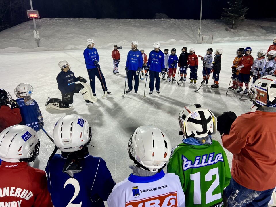 NOE Å SE OPP TIL: Flere av landslagsprofilene fra Drammen Bandy ga 70-80 barn i årgangene fra 2017 til 2012 på Konnerud en bandyleksjon utenom det vanlige.