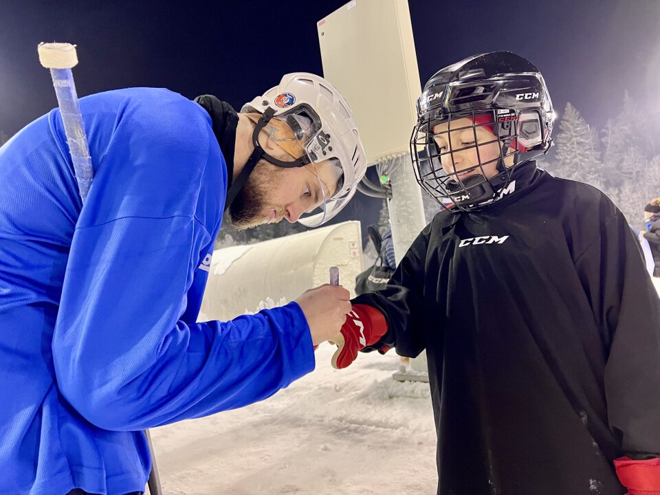 Oscar (10) får litt å strekke seg etter med Simen Nordahl Olsens navnetrekk på handskene.