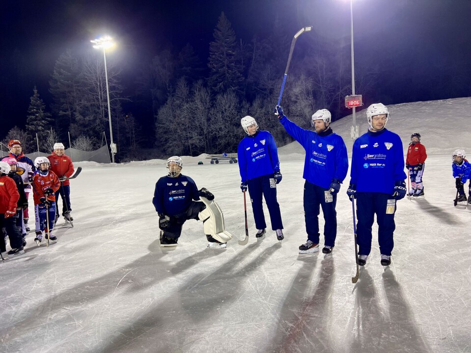 Fikk trene med bandystjernene