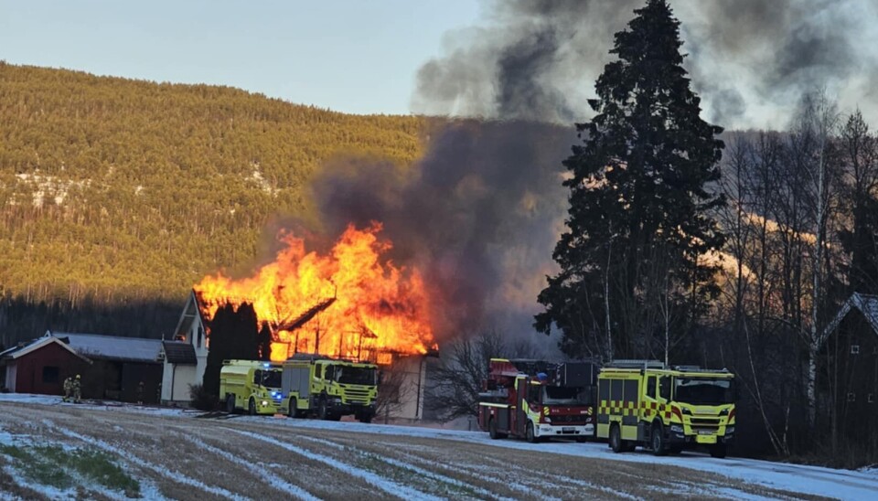 Det brenner kraftig på Ytterkollen lørdag ettermiddag.