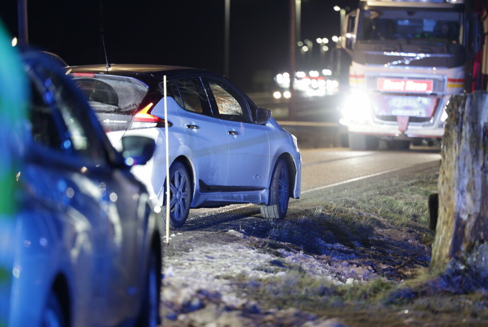 PÅKJØRT: Bilen skal ha fått knust frontruta i sammenstøtet.