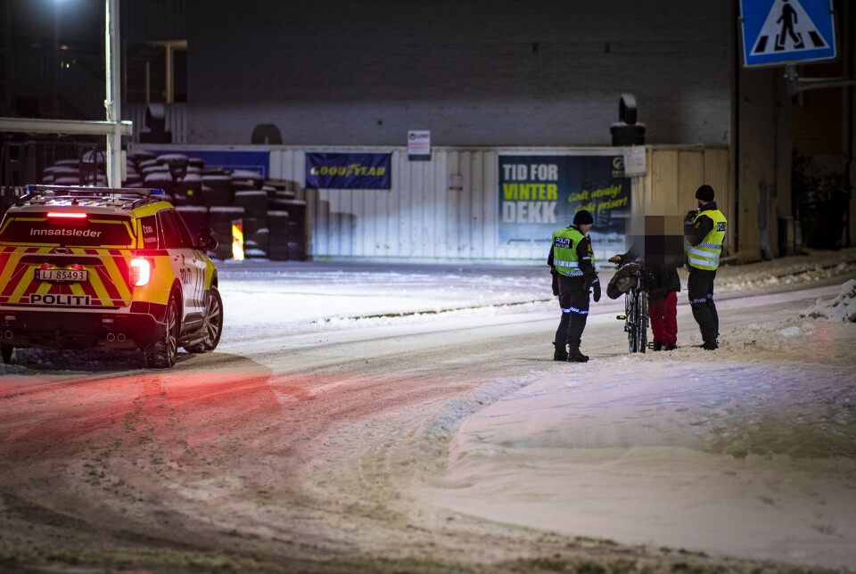 Politiet stopper personer i det aktuelle området.