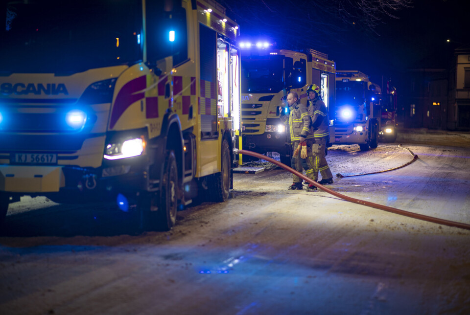 Antatt brannstifter på frifot etter bygningsbrann