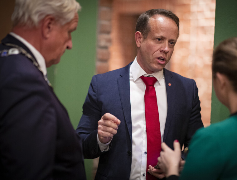 Ap-gruppeleder Mads Hilden og drammensordfører Kjell Arne Hermansen står nå, stikk i strid med tidligere i uttalelser før fjorårets valg, i leddtog for å utrede bompengefinansiering i Drammen.