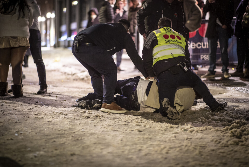 En dresskledd mann fikk et ublidt møte med dørvakter, her er omstendighetene uklare for hva som har skjedd.