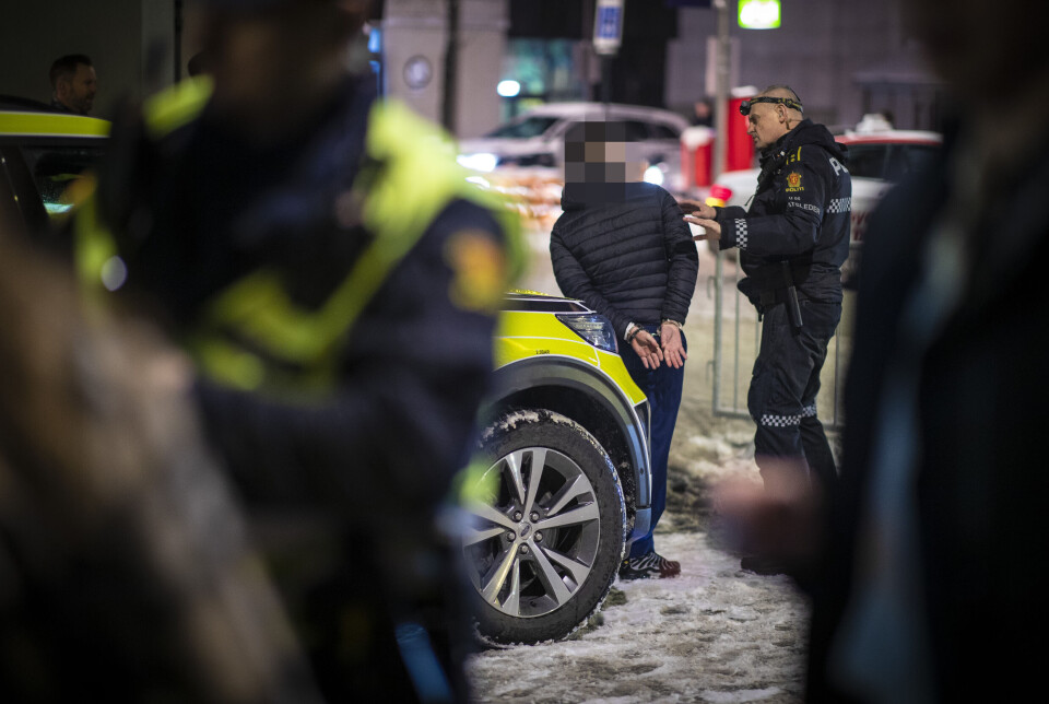 Innsatsleder i politiet Arne Guddal snakker med gjerningsmannen etter voldshendelsen mens en annen patrulje foretar avhør av andre involverte på stedet.