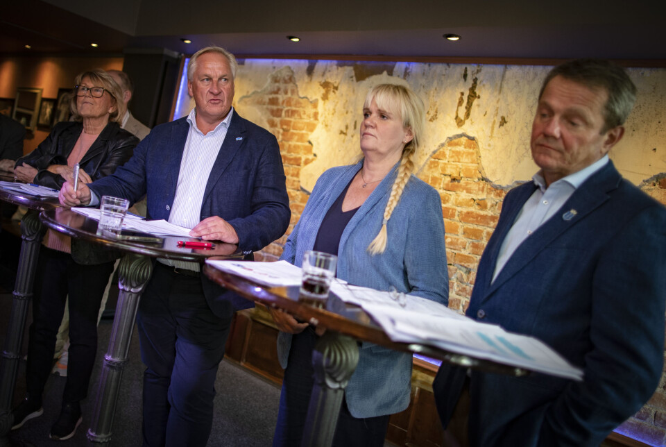 TURBULENT TRIO? Ordfører Kjell Arne Hermansen flankert av Randi Eng (Pensjonistpartiet), sin våpendrager Kristin Surlien (H) og Ulf Erik Knudsen (Frp) da samarbeidsavtalen ble undertegnet etter valget i 2023.