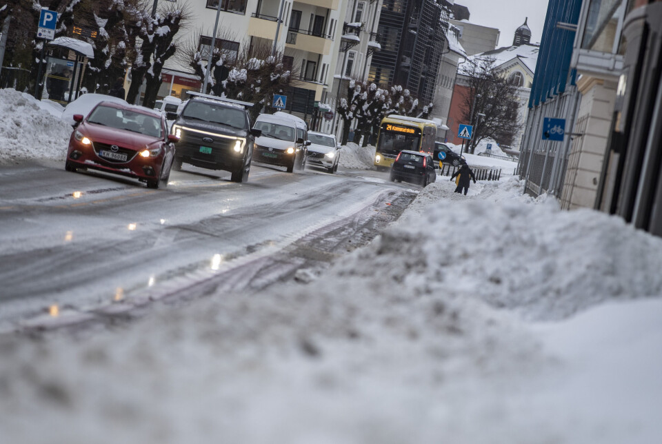 KONNERUDGATA: Under all snøen er det et fortau, som blant annet benyttes av elevene på Drammen VGS. Bildet er tatt midt på dagen tirsdag.