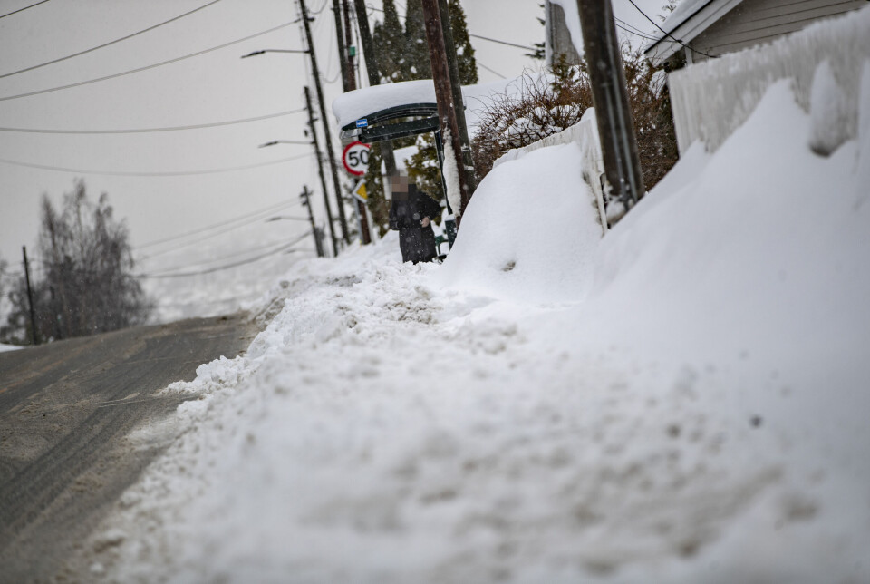 AUSTADVEIEN: En halvmeter snø på fortau på begge sider av veien langs byens mest trafikkete bussrute.