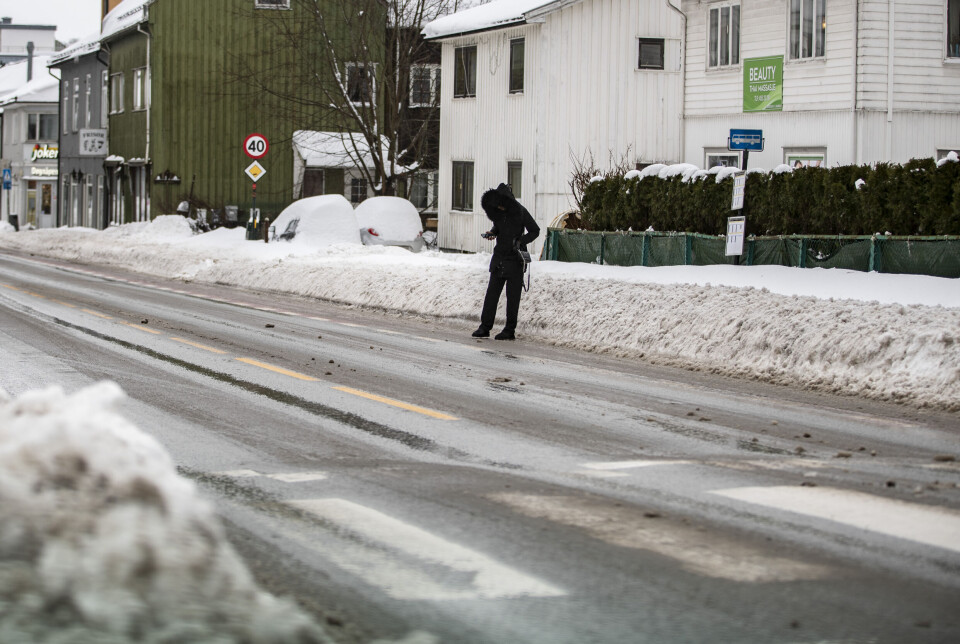 BEGRAVD BUSSHOLDEPLASS: Nederst i Konnerudgata må man pent vente i veibanen om man skal ta bussen.